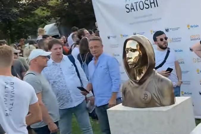 Satoshi viene onorato a Budapest con una nuova statua