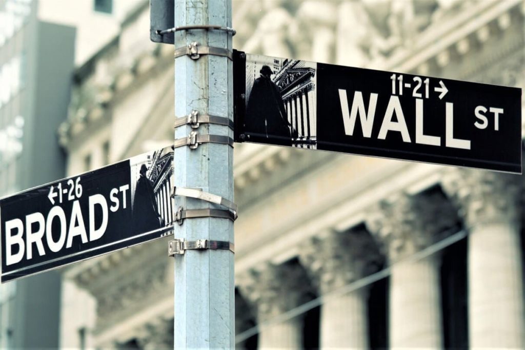 Bitcoin si dissocia dalle azioni e torna il trend rialzista