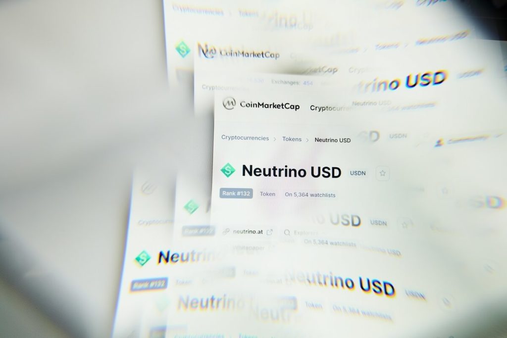 Neutrino USD perde ancoraggio al dollaro mentre WAVES crolla