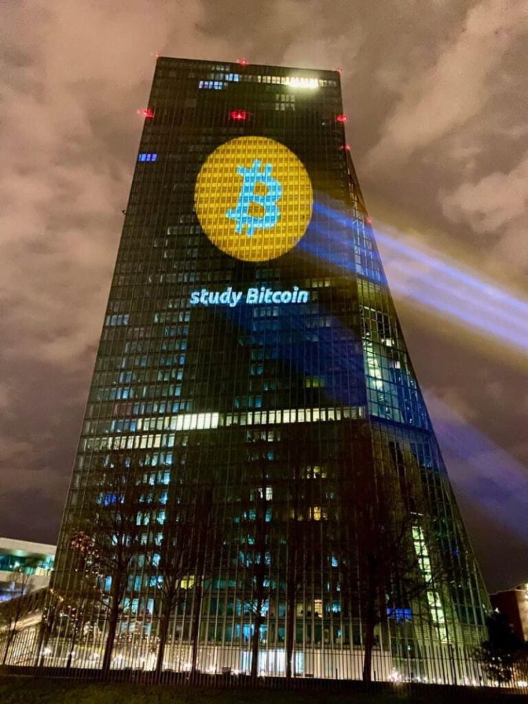 Studiate Bitcoin! – La scritta proiettata sulla sede della BCE di Francoforte