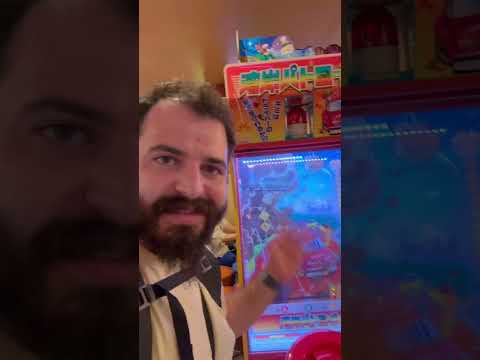 🎮 Se venite a Osaka e vi trovate nel quartiere di Shinsekai, non perdetevi i vecchi cabinati arcade